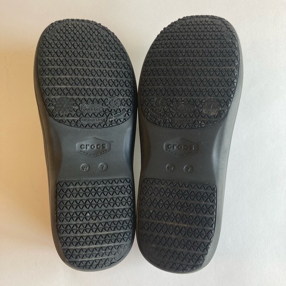 Crocs Comfort Black Rubber Clogs size 7 - Picture 14 of 16